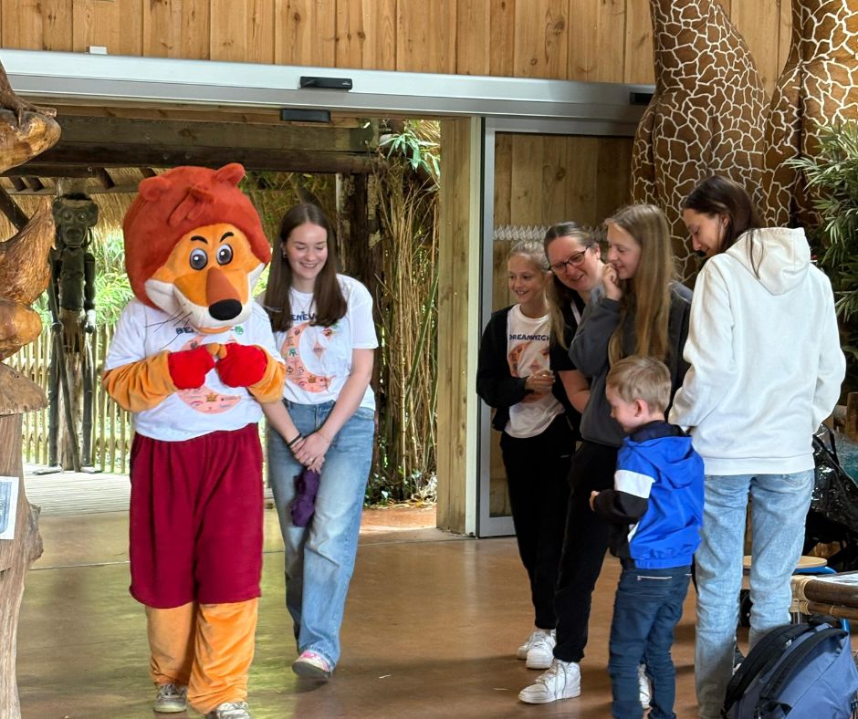 Max le lion, mascotte du CERZA accueille les enfants de la dreamnight